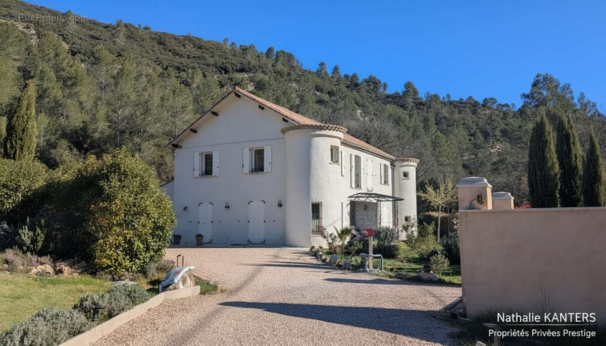 Maison à VINS-SUR-CARAMY
