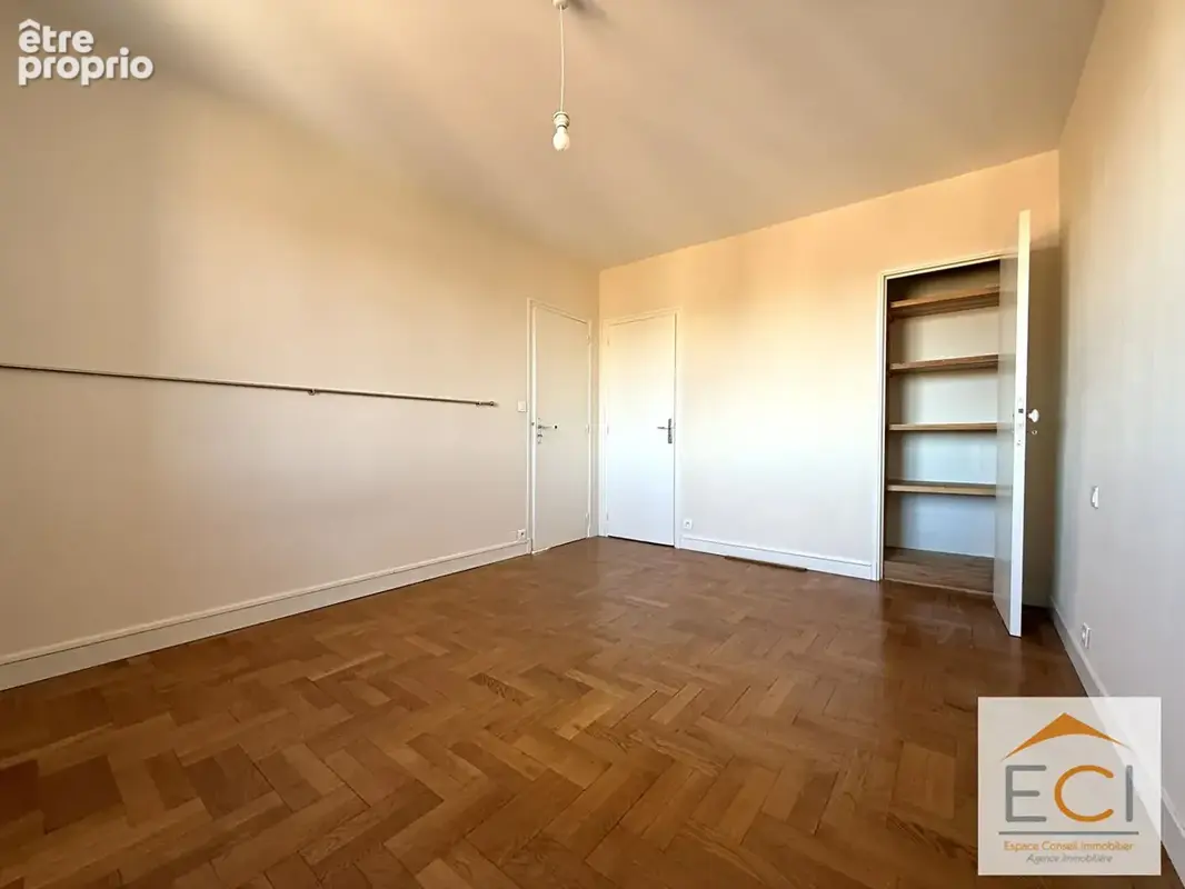 A VENDRE - Appartement duplex 3 chambres - Quartier Mairie - photo 9