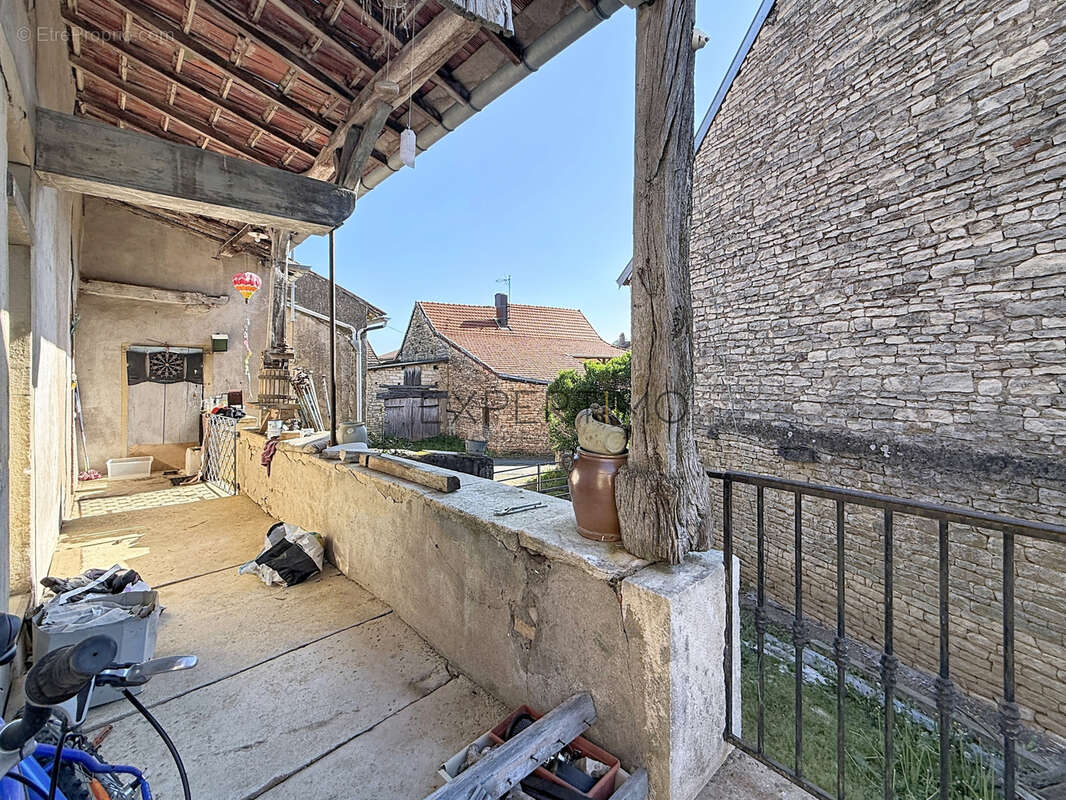 Maison à OZENAY