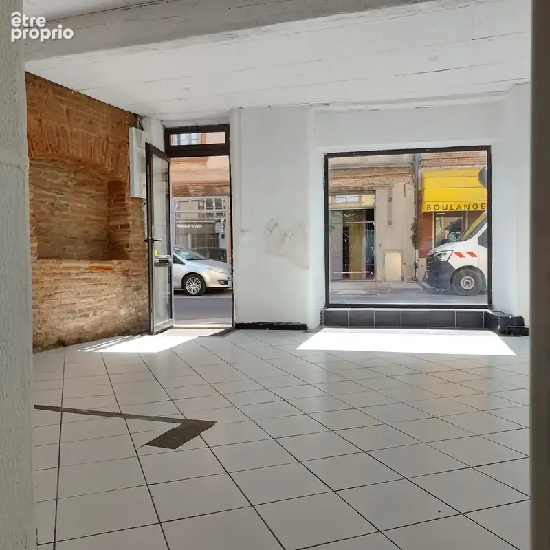 Local/bureau à vendre MONTAUBAN (82) avec vitrine et deux entrées, espace sanitaire - photo 2