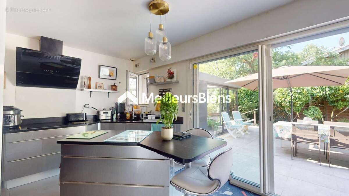 Maison à étage avec ascenseur, piscine et jardin 827 m2 - photo 3