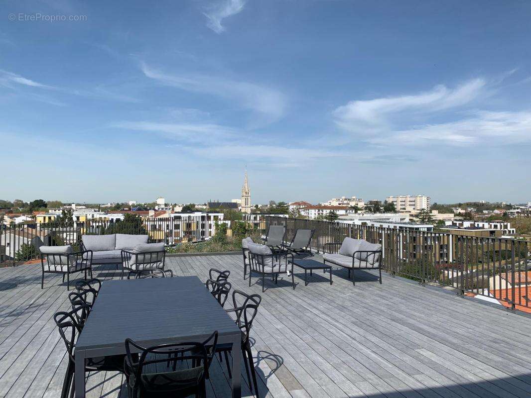Découvrez un loft d'exception à Cauderan, alliant charme new-yorkais et vue imprenable, où modernité et luminosité se rencontren - photo 5