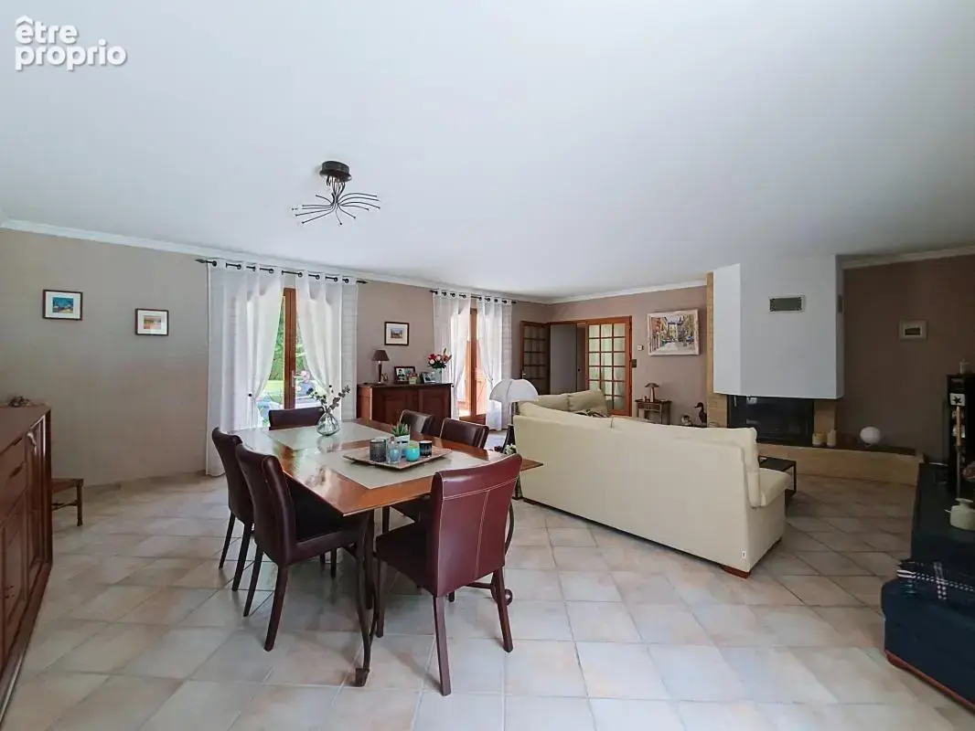 Maison - 4 Chambres - Double garage - Jardin - Piscine - Pool house - Terrasse couverte - photo 18