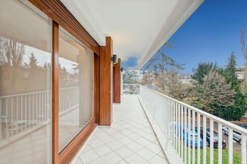Appartement à MARNES-LA-COQUETTE