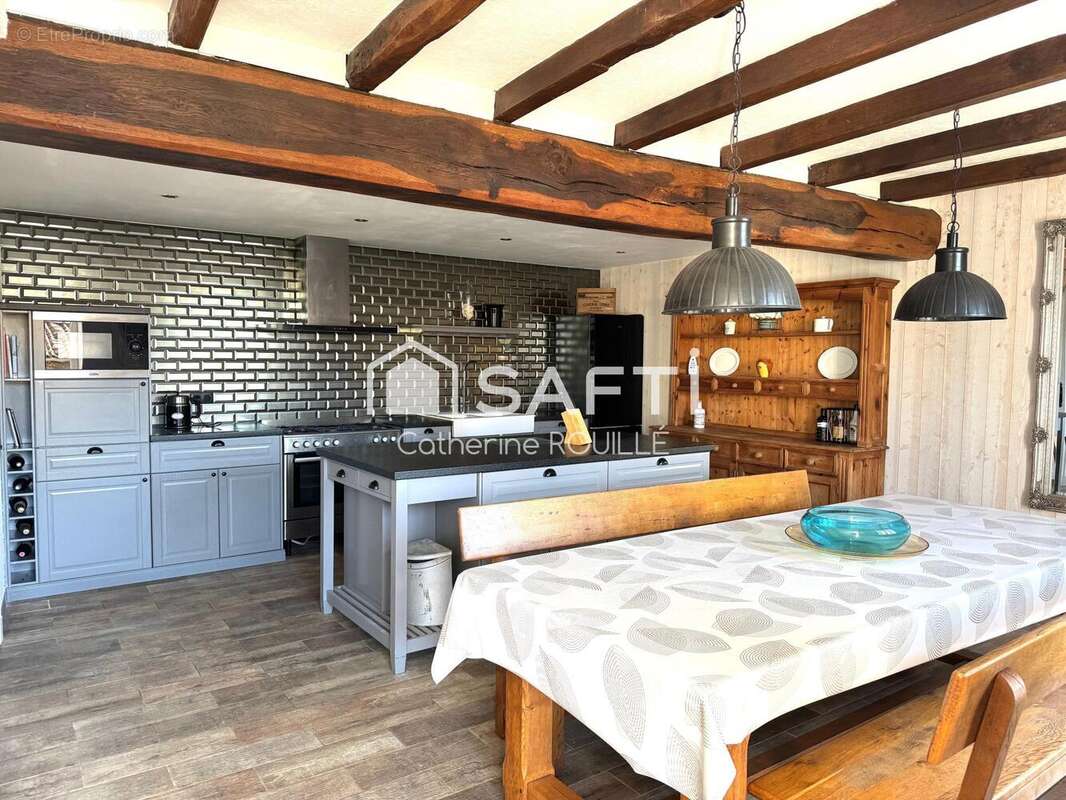 Maison 223 m² à Saint-Christophe-Sur-Roc  - photo 5