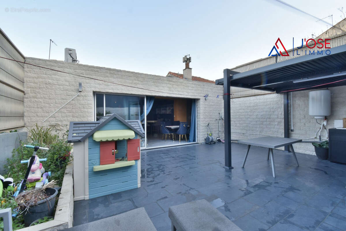 Terrasse intime, sans passage ni vis-à-vis, à l'écart de la rue - Maison à MARSEILLE-14E