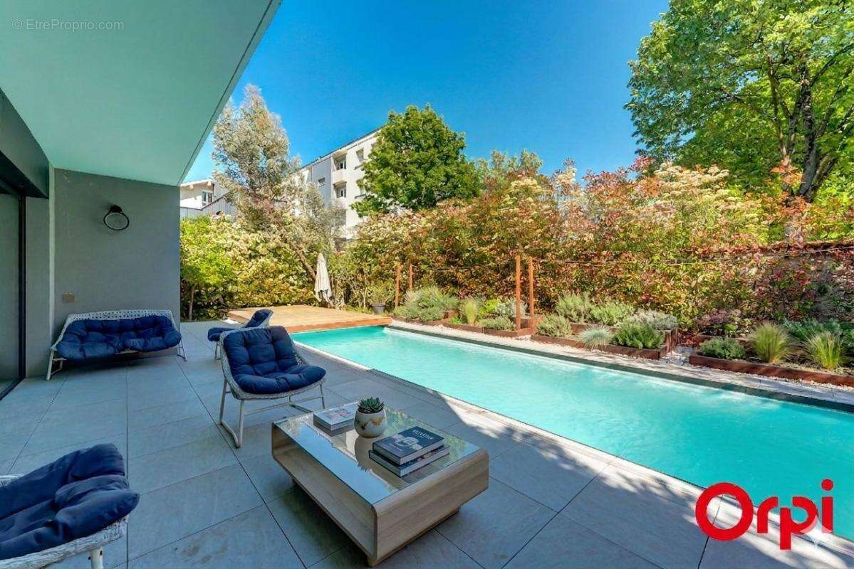 Maison  contemporaine de 180 m2 avec piscine À Vendre - photo 2