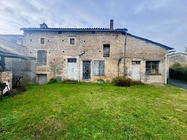 Maison à AUNAC