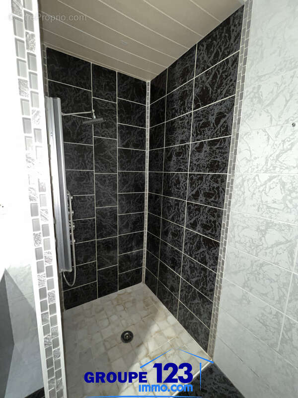 À VENDRE   Maison 3 pièces de 90 m2 à Laroche-Saint-Cydroine - photo 7