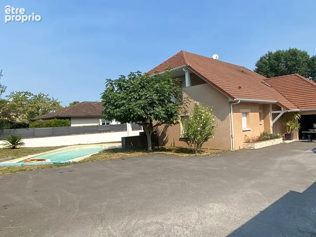 Une maison rare par ses volumes et sa configuration, à découvrir sans tarder à Lons. - photo 3