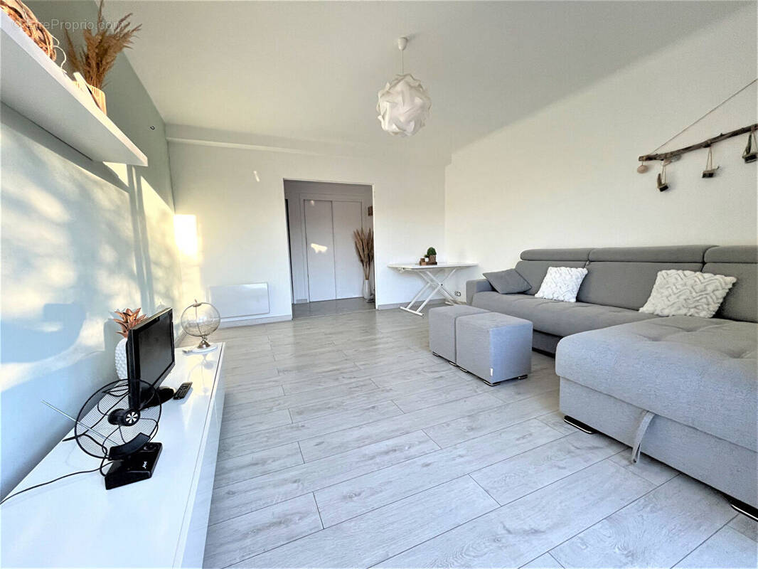 Appartement à SAINT-LAURENT-DU-VAR