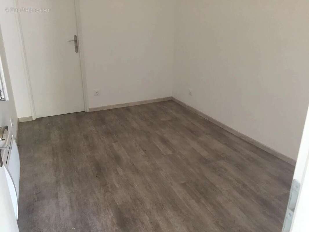 Appartement à SAINT-LAURENT-DU-VAR