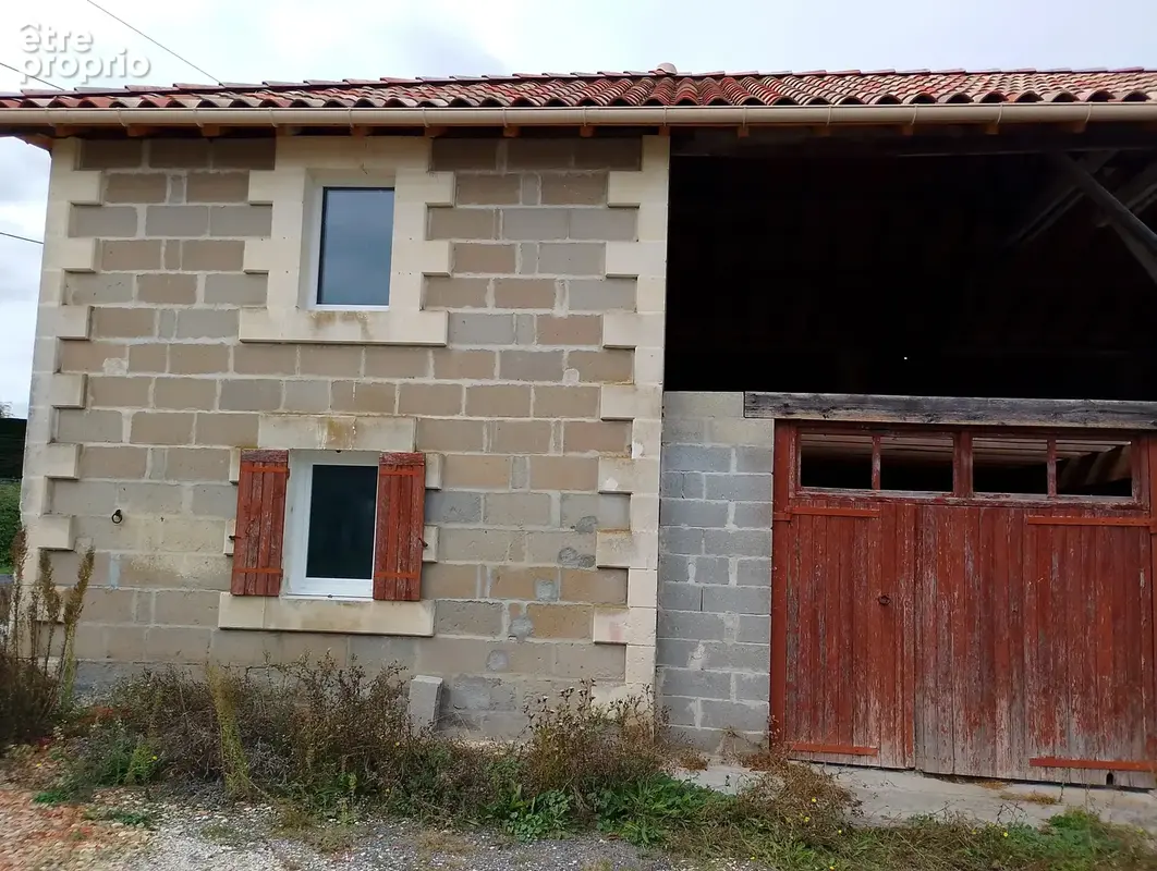 Ensemble immobilier à rénover - Axe JONZAC/MONTENDRE - photo 9