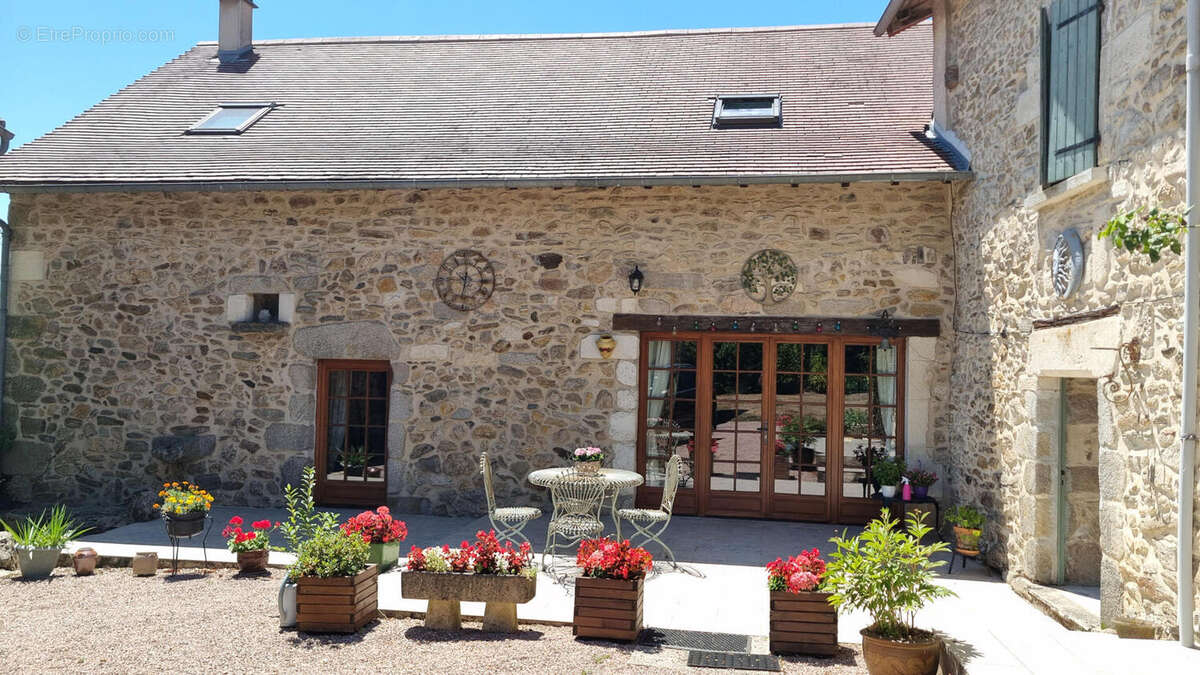 Vue imprenable pour cet ensemble de gîtes et habitation - photo 13