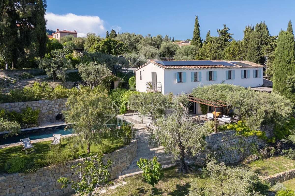 Maison à CHATEAUNEUF-GRASSE