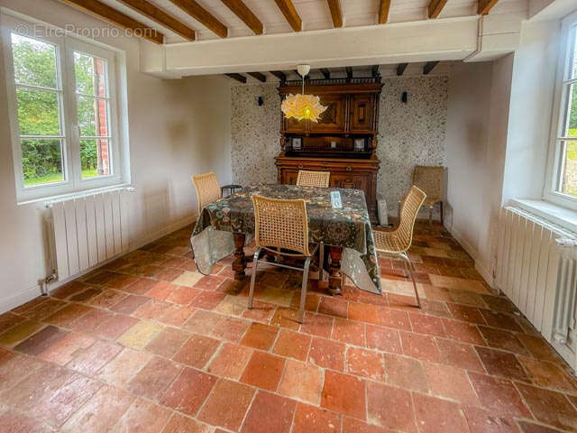 Ancien corps de ferme de 442 m2 avec maison colombages rénovée et bâtiments, entouré de pâturages et de collin - photo 10