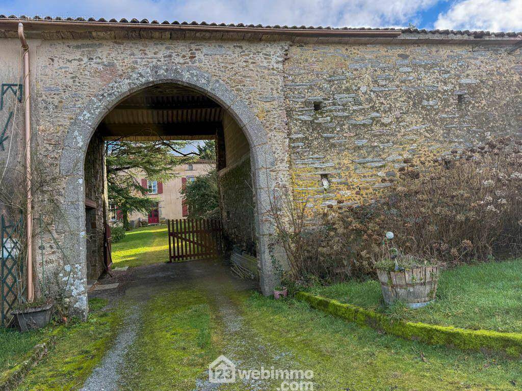 Un bien rare chargé d'histoire à proximité des sites touristiques vendéens ! - Maison à LA CHATAIGNERAIE