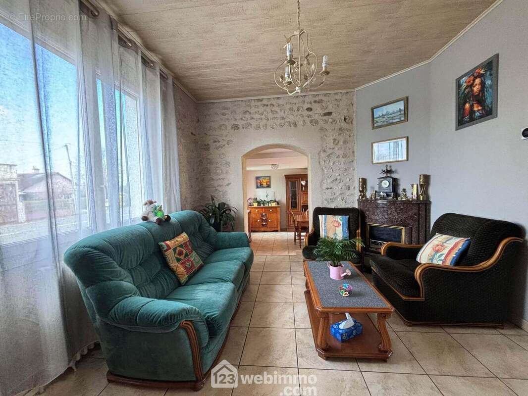 Le salon de 13 m2 avec belle cheminée d&#039;époque, - Maison à DANGE-SAINT-ROMAIN