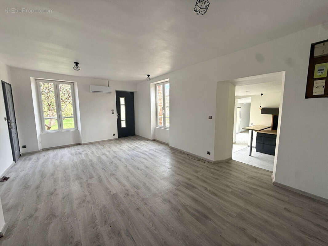 Maison à FLEURY-LA-VALLEE