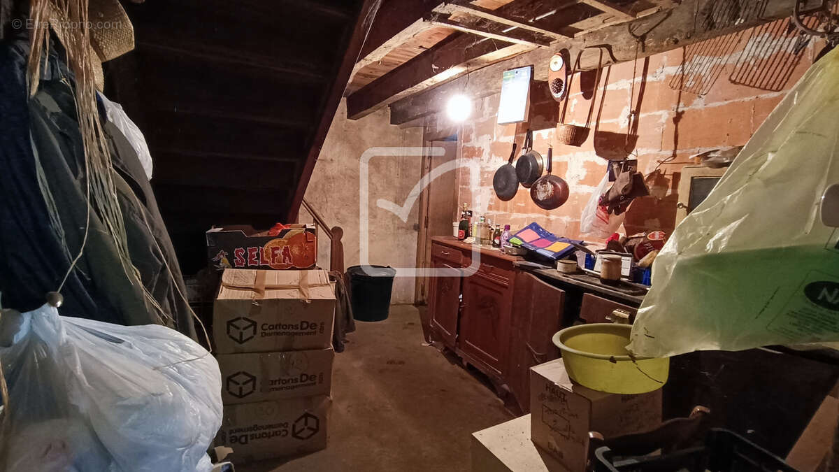 Petite maison à fort potentiel. - photo 8