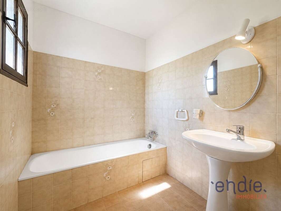 LORGUES - Authentique mas provençal à 300 m du centre ville, avec piscine. - photo 11