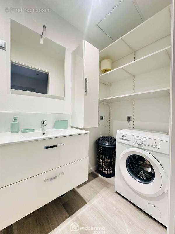 Des rangements et les branchements machine à laver - Appartement à LAON