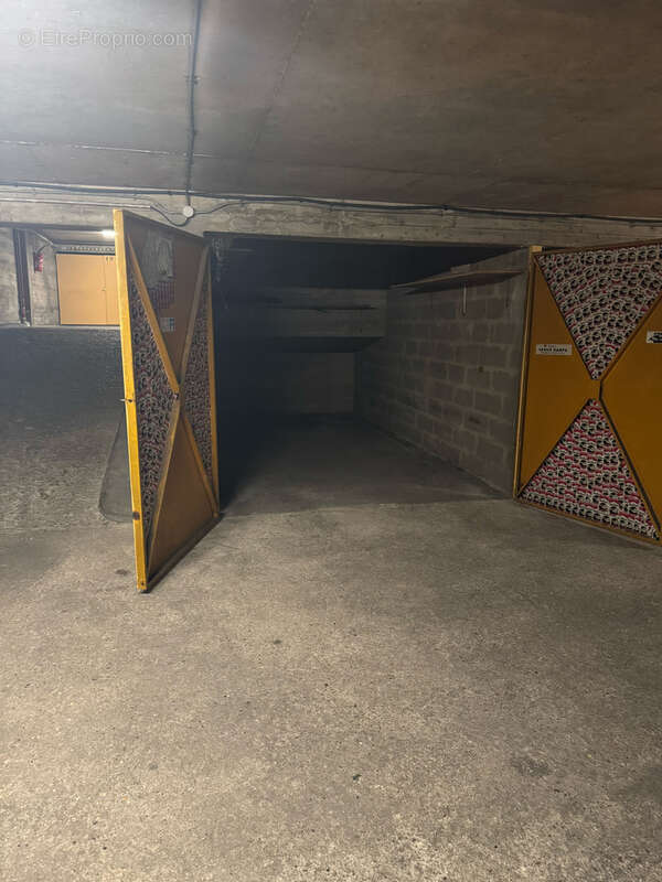 Parking à PARIS-17E