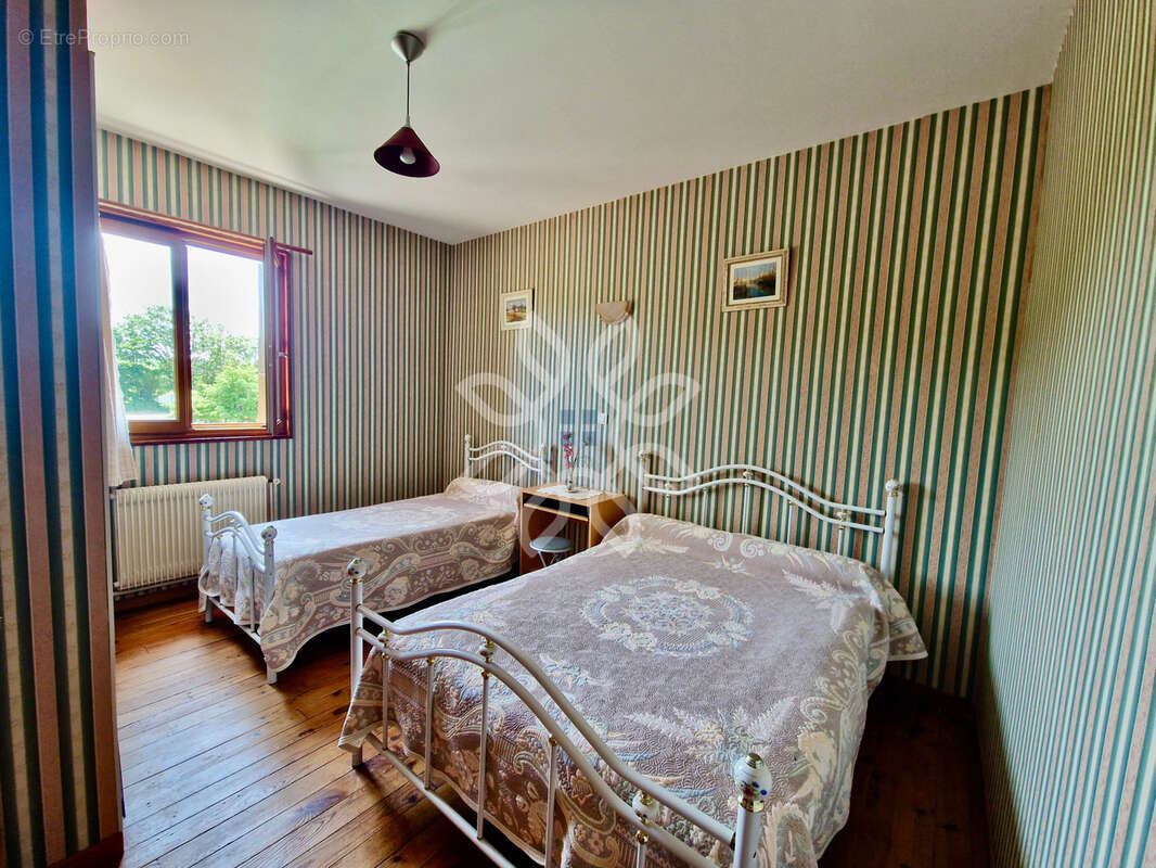 Maison à SAINTE-EUGENIE-DE-VILLENEUVE