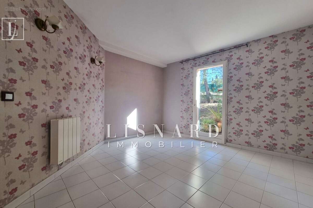 Maison à LA ROQUETTE-SUR-SIAGNE