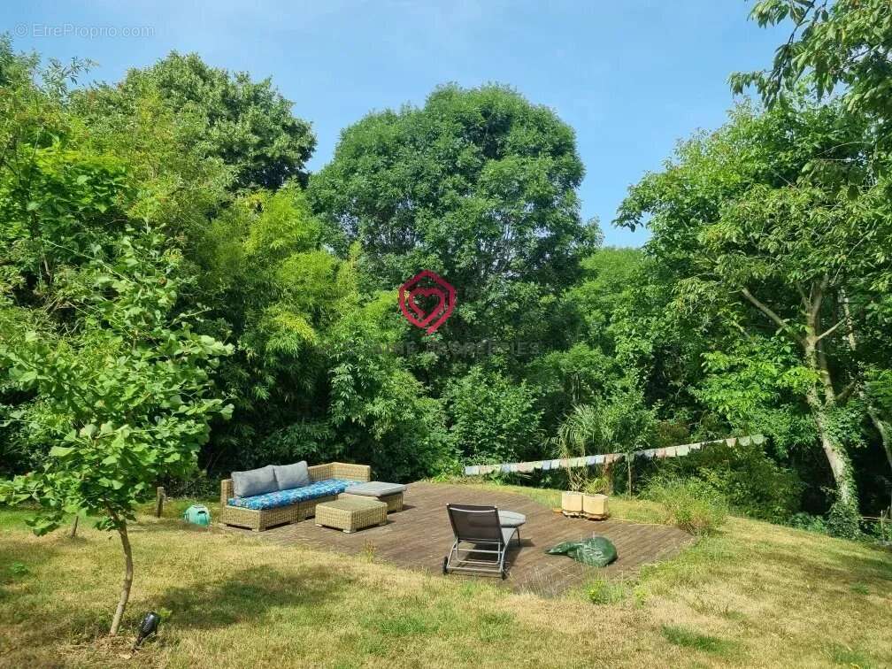 Maison urbaine spacieuse rénovée écologiquement avec dépendance et jardin - photo 16