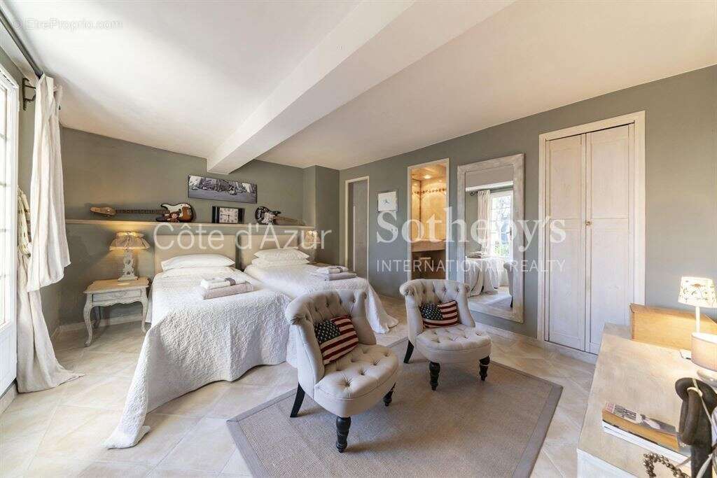 Maison à CHATEAUNEUF-GRASSE