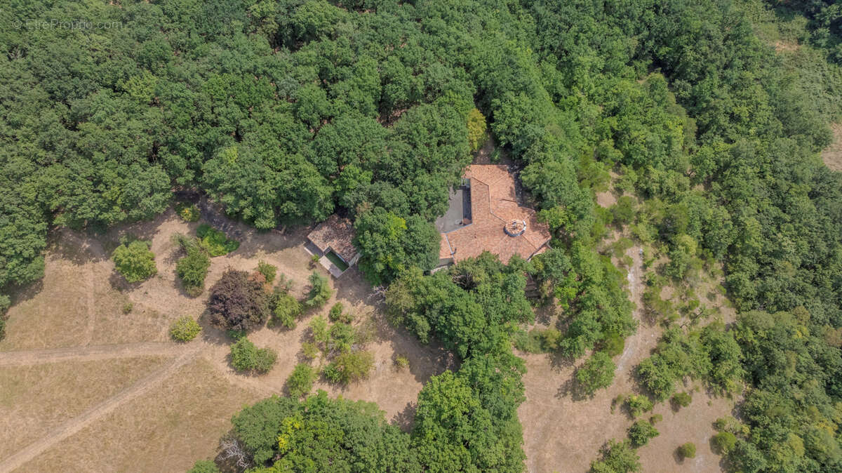 Propriété d'exception sur 35ha avec lac privé et vue panoramique - photo 2