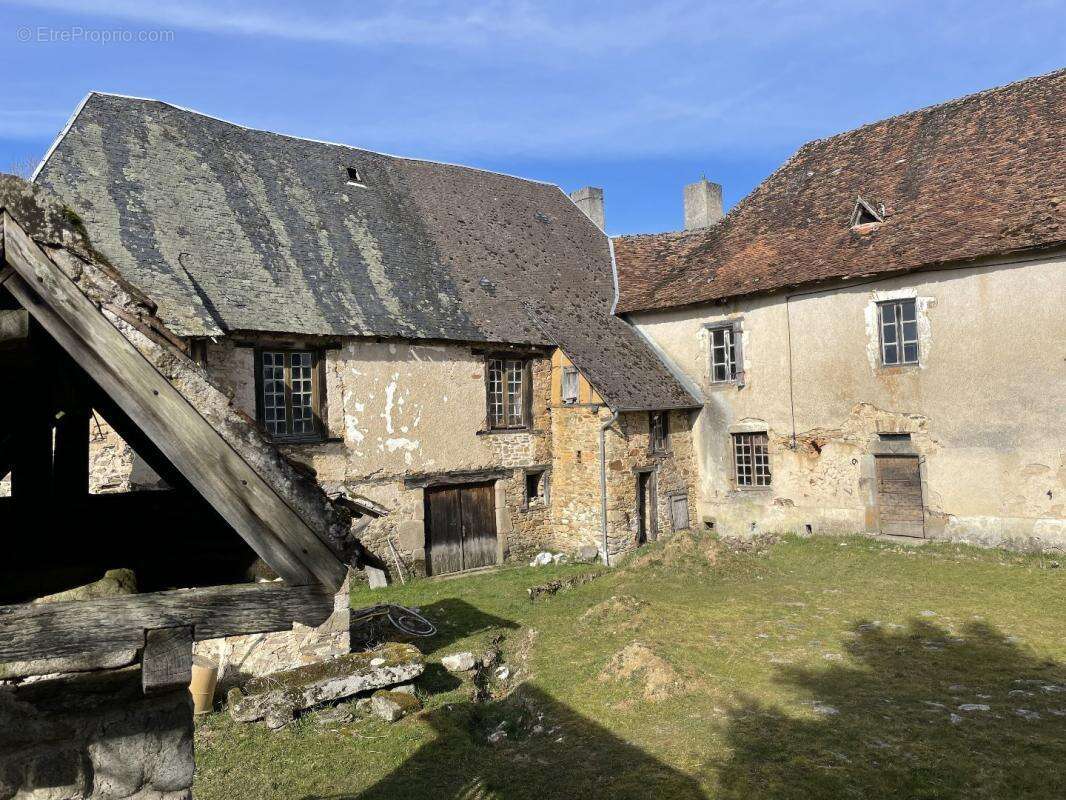 Maison à SALON-LA-TOUR