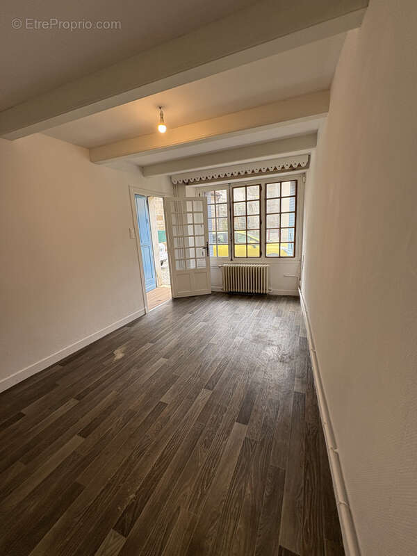 Maison à VIC-LE-COMTE