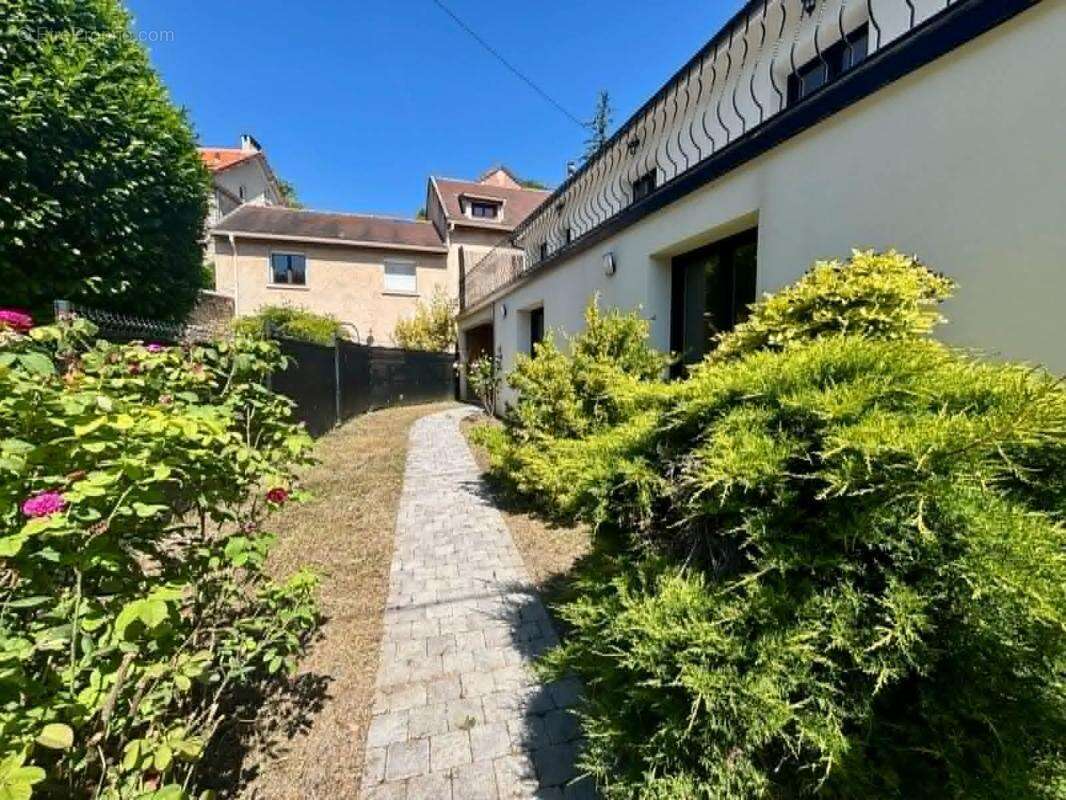 Maison 100 m² à Bougival  - photo 2