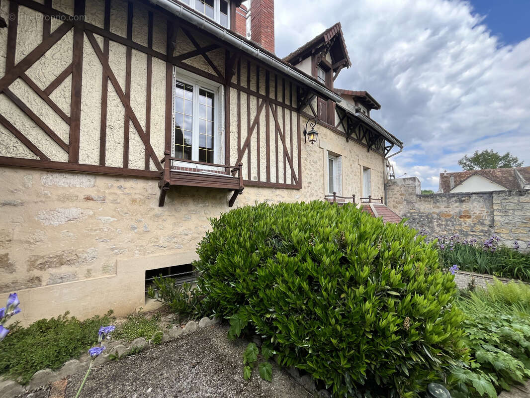 Maison à JOUY-LE-MOUTIER