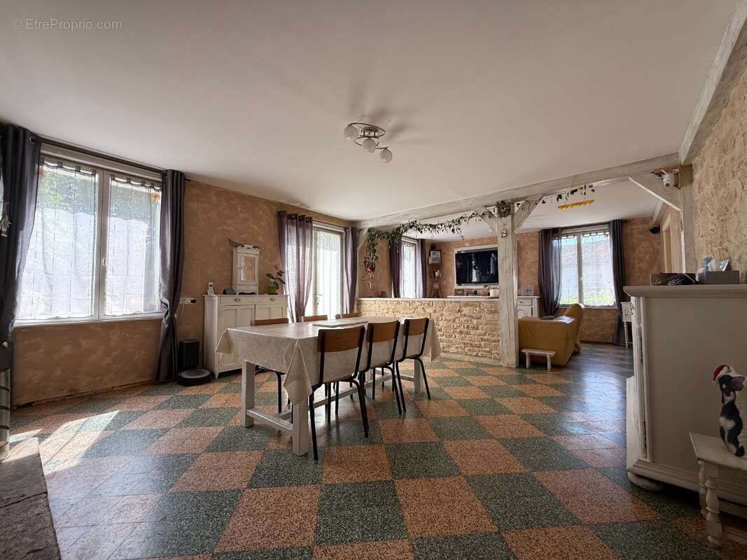 Maison à PRESSIGNAC-VICQ