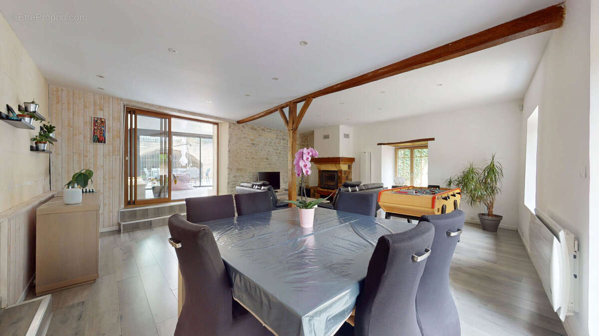 Élégante maison familiale de 155 m² avec jardin paysager et double garage - photo 2