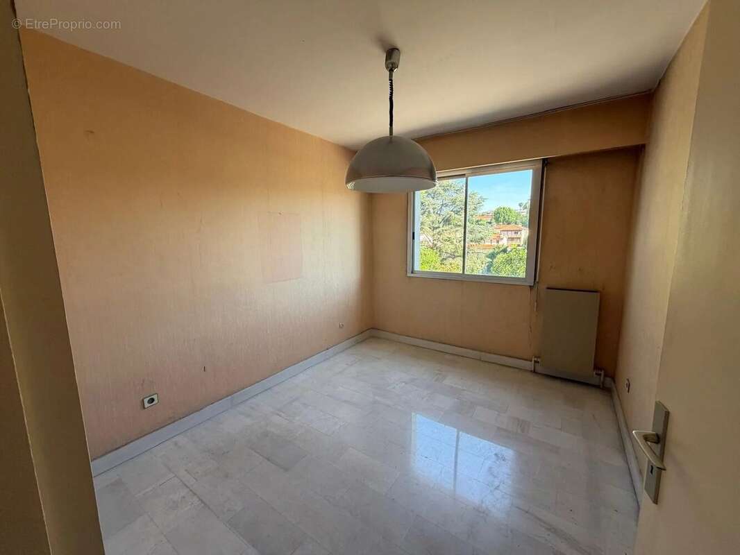 Appartement à SAINT-LAURENT-DU-VAR