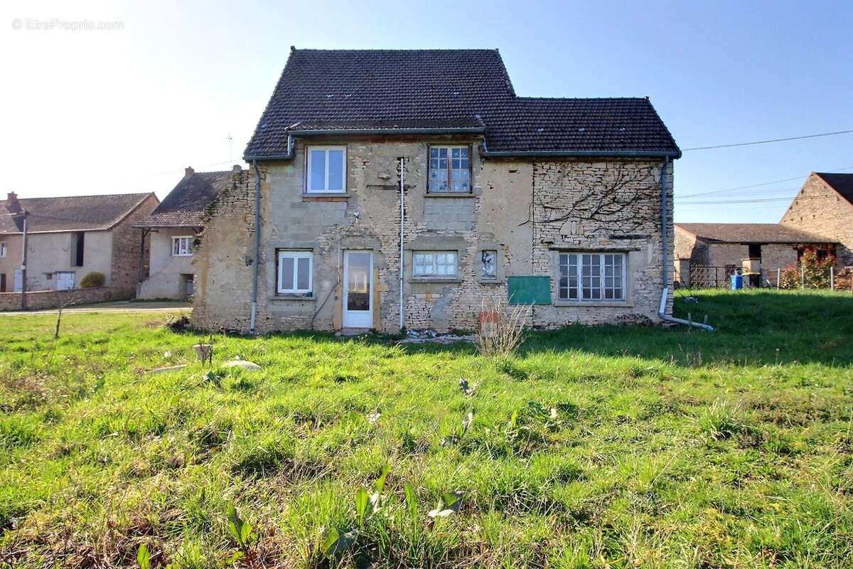 Maison à SAVIGNY-SUR-GROSNE