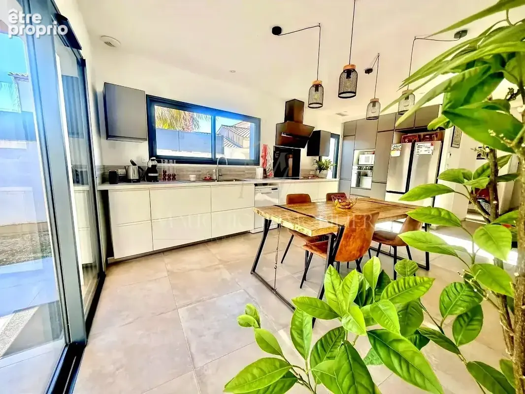 Maison de plain-pied F4 - Garage - Stationnements - photo 3
