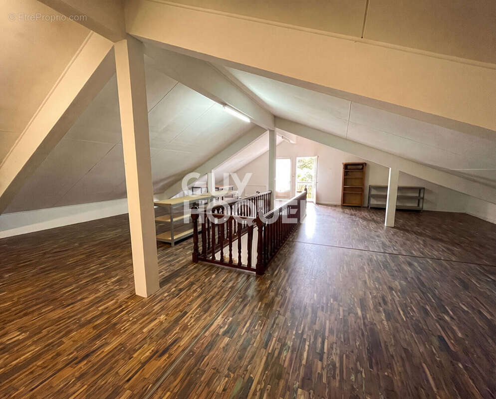VILLA T6 de 238m² sur terrain de 2896 m² - BDN STE CLOTILDE - photo 9