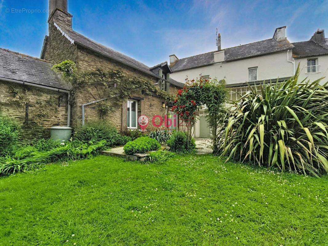 Maison à CHATEAUNEUF-DU-FAOU