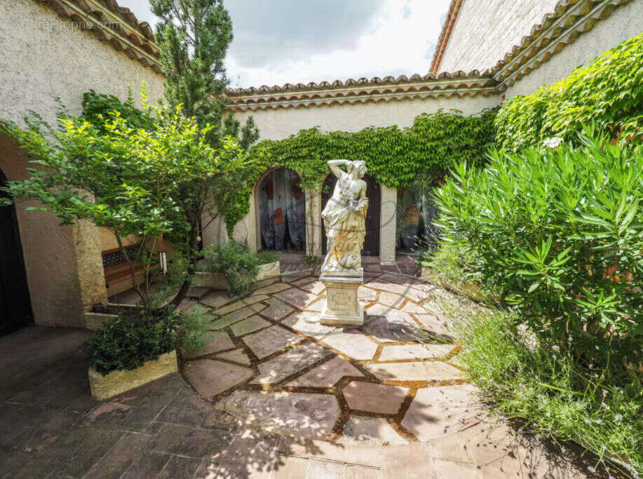 Maison à SAINT-SAUVEUR-DE-CRUZIERES