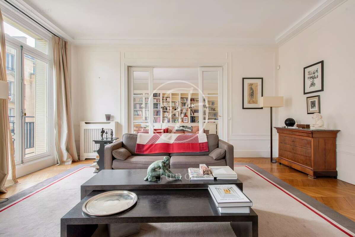 Appartement à PARIS-16E
