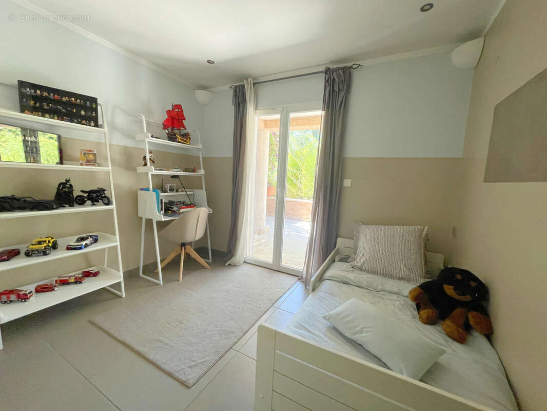 Villa contemporaine de plain pied de 130 m2 avec 3 chambres piscine garage 1000m2 de terrain - photo 13