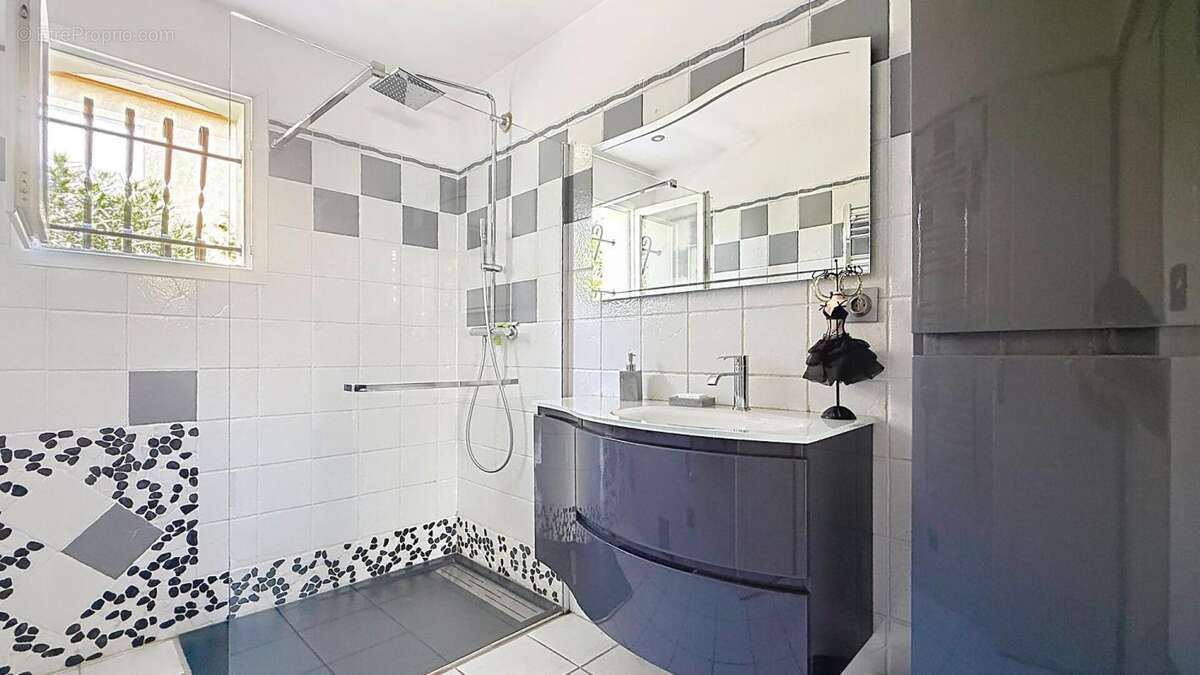 A Saint-Cyprien, maison 4 faces de 120m² sur une parcelle de 838m² avec piscine et garage - photo 12