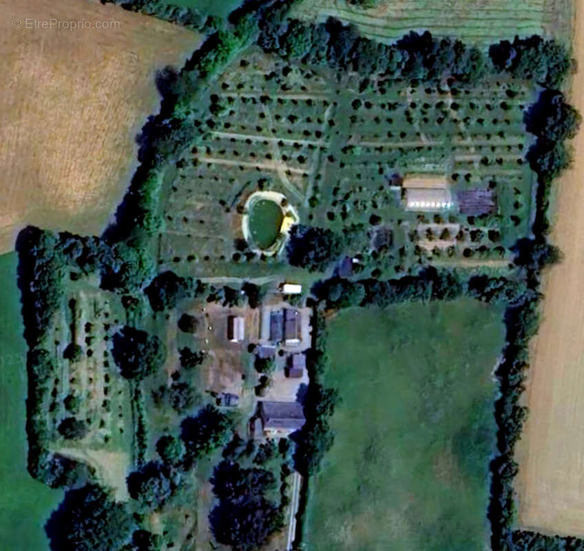 Maison à SAINT-CLEMENT-DE-LA-PLACE