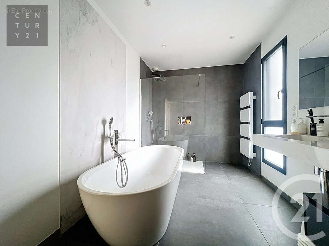 Maison à LA CHAPELLE-SAINT-LUC