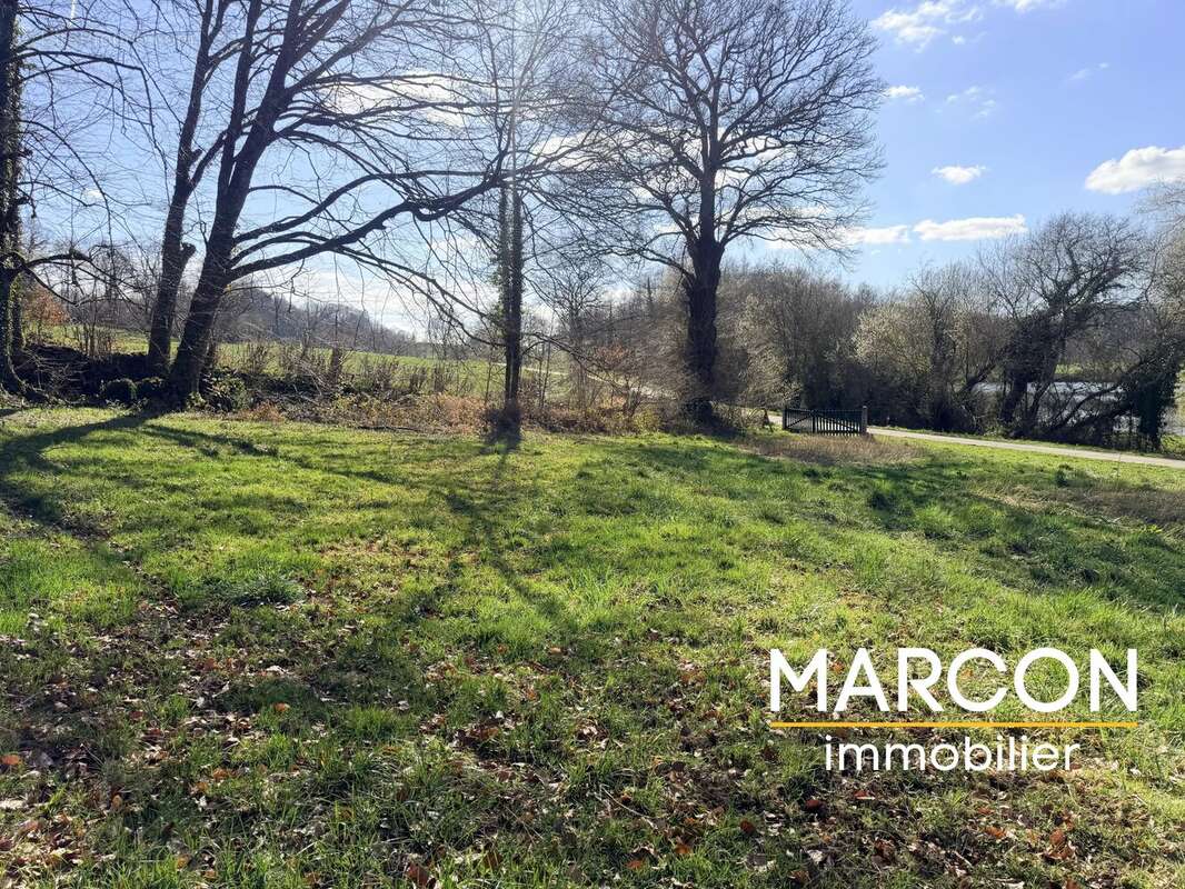 Terrain à AZAT-CHATENET